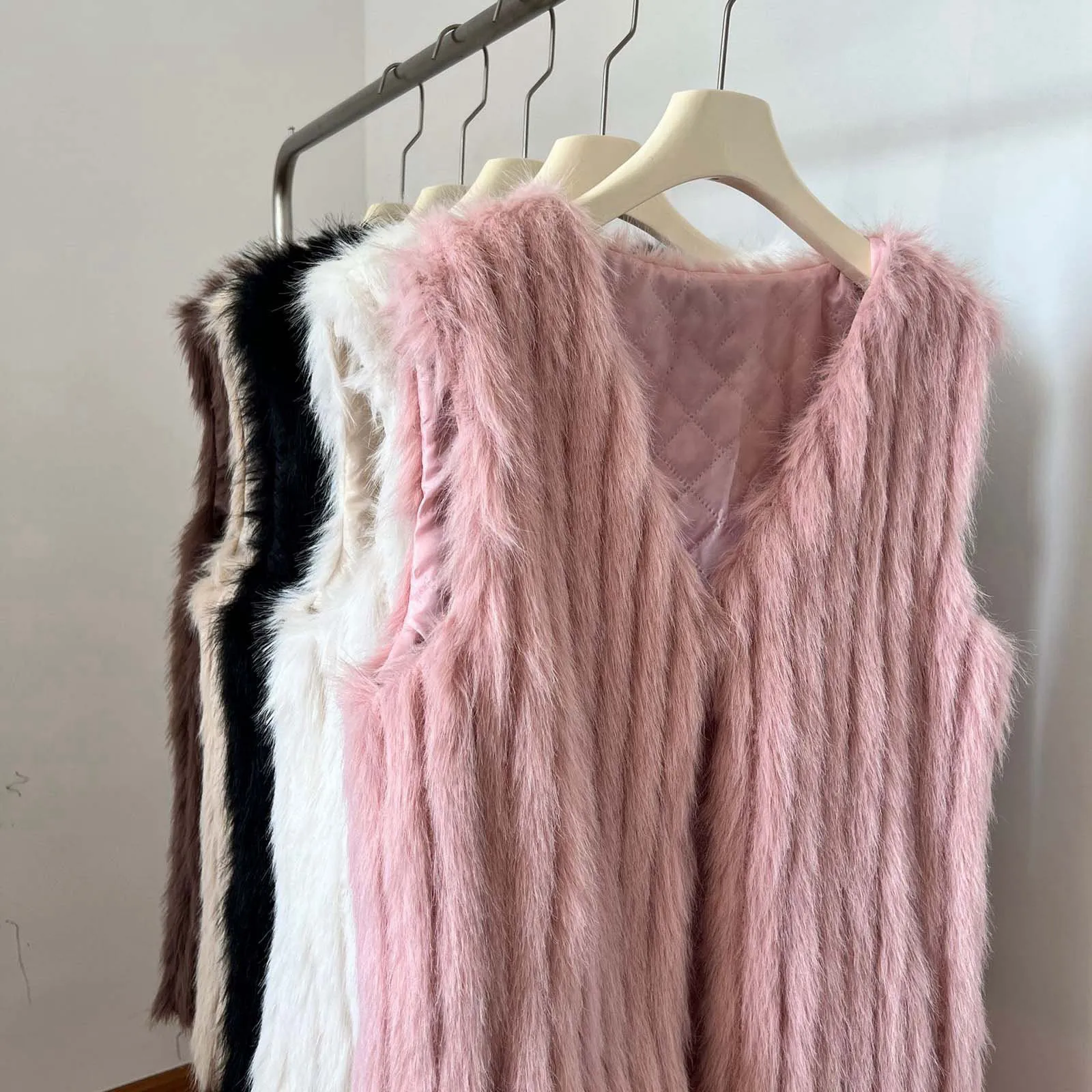 

Женский жилет из искусственного лисьего меха, Осень-зима 2023