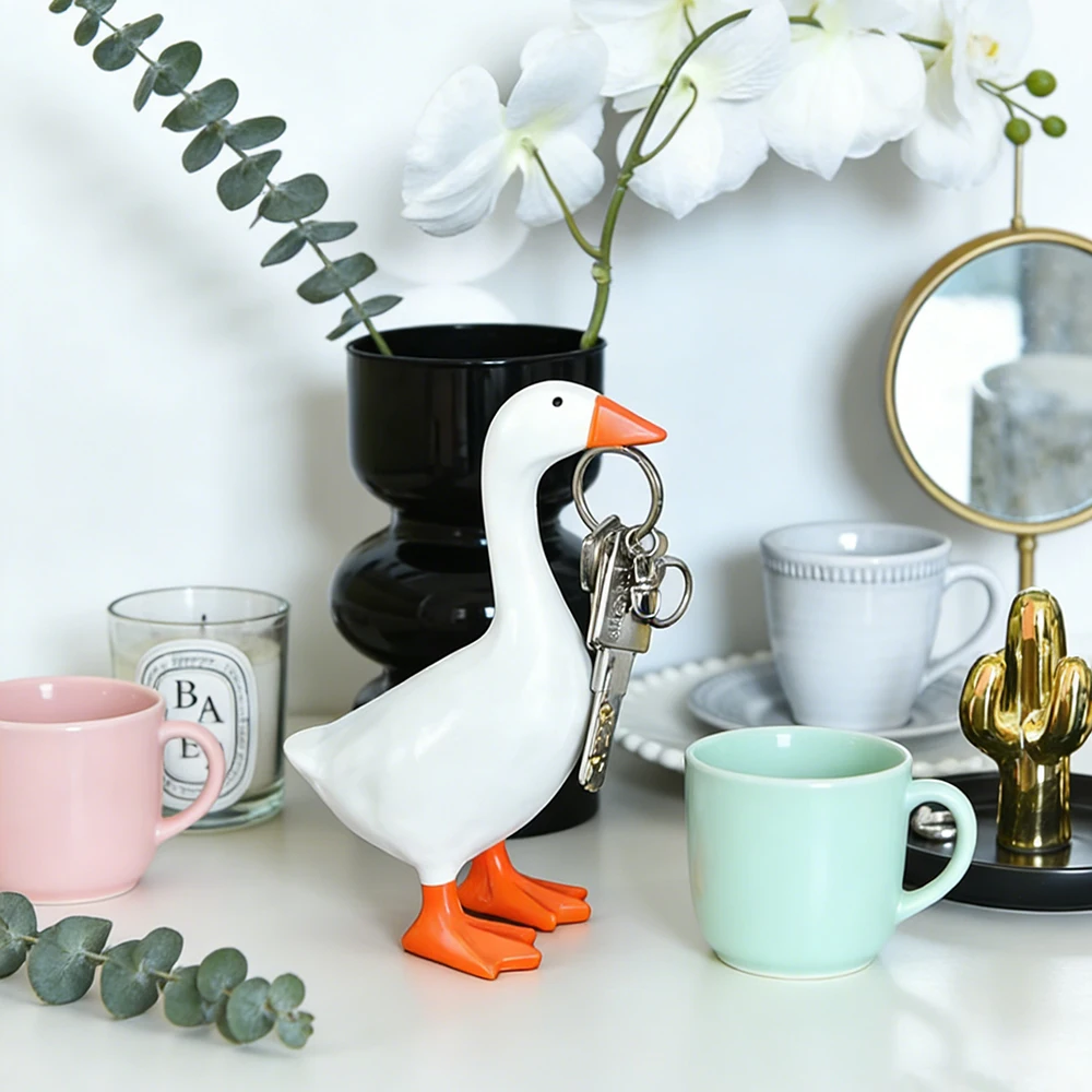 1Pc 자기력 있는 거위 열쇠고리 집 장식 조각품 사무실 책상 장식 레진 거위 오리 조각품 공구 걸이 집 선물