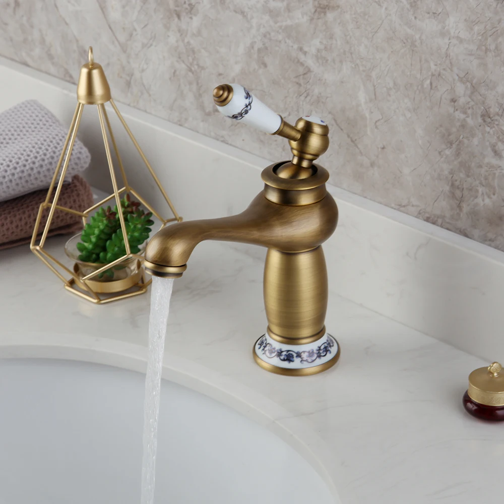 Robinet-salle-de-bain-dore-robinet-antique-eau-limpide-coule-lavabo-blanc-plante-cactus