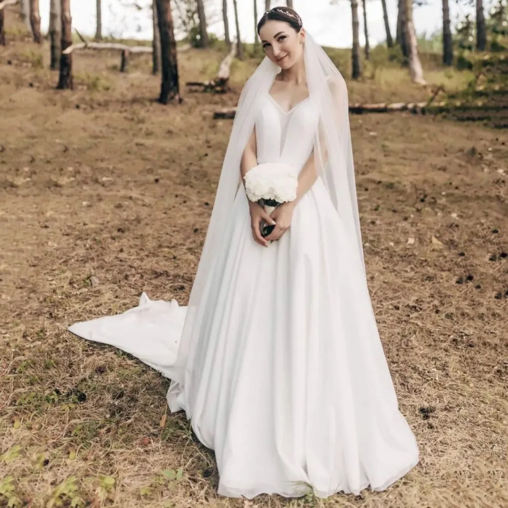 

Wedding Dresses 2024 A-Line Spaghetti Straps V-Neck Sleeveless Backless Sequined Satin Sweep Train Bridal Gown Vestidos De Novia