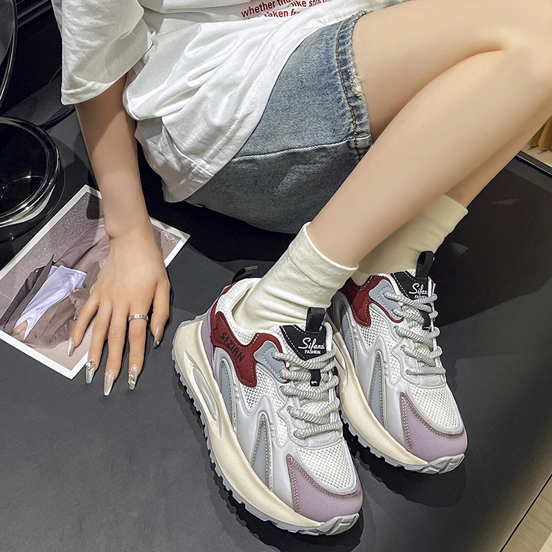 Рисунок 4 - Женские кроссовки с вырезами