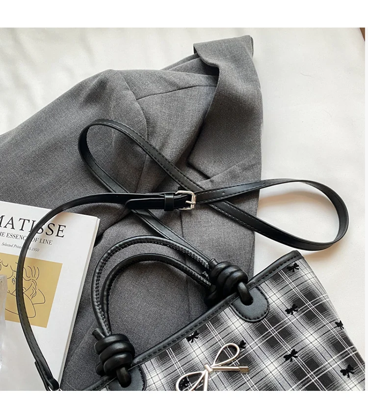 Noua geantă crossbody 2024, la modă, cu decorațiuni fluturi, pentru ieșiri la serviciu, cu un singur umăr, mică, pătrată_voghion.com