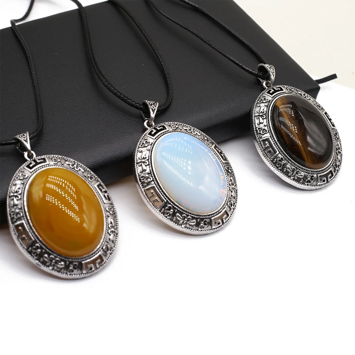 

Hot Sale Necklace Natural Stone Retro Patter Pendant Leather Chain For Women Romantic Gift Droppshing