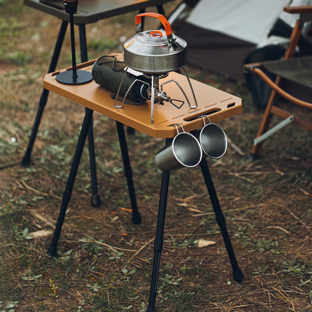 طاولة تخييم قابلة للطي مع حقيبة حمل، وهي عبارة عن...