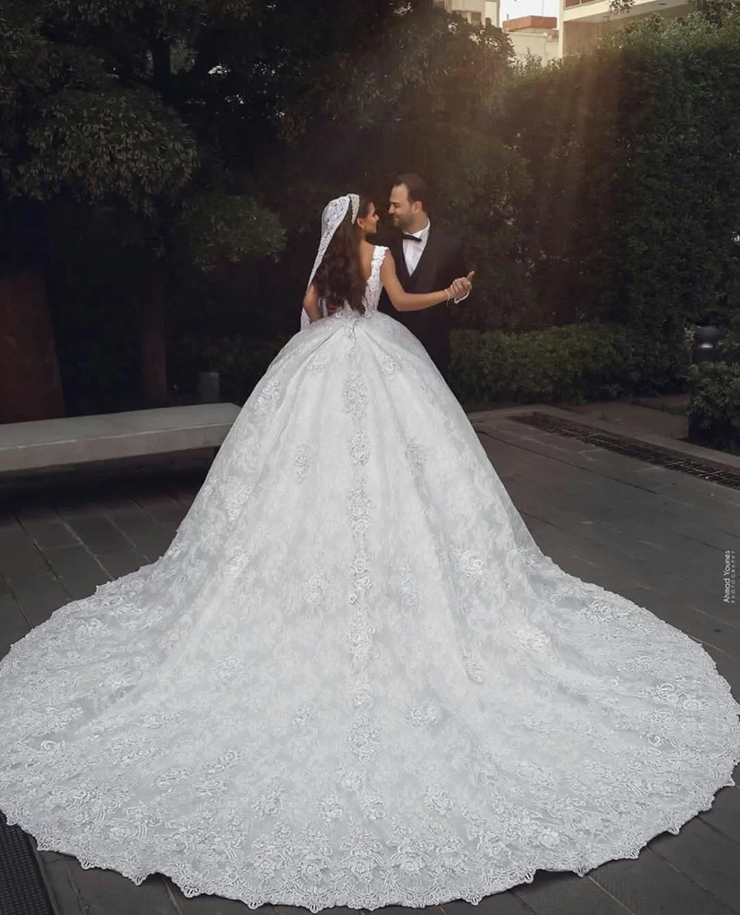 Customized Sequins Wedding Dresses Bridal Ball Gowns Square Neck Puffy Lace Appliques Wedding Gowns Petites Plus Size