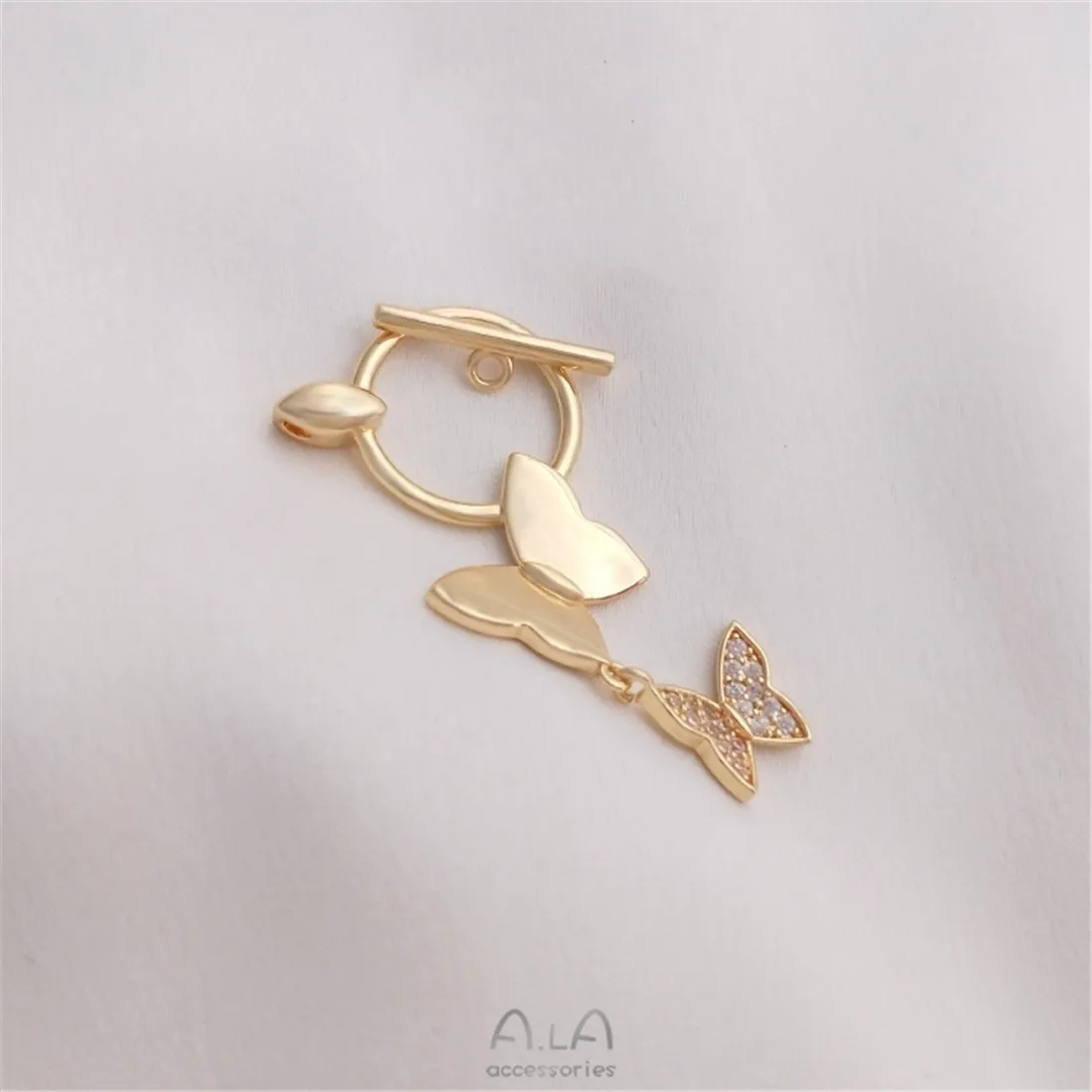 Рисунок 3 - Пряжка «Золотая Бабочка» с циркониевым