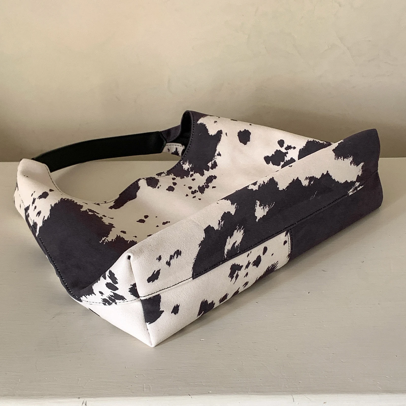 Women Girls Cow Print Hobo Underarm Bags Fashion Casual Tote Bag Underarm Handbags for School Work Shopping Travel Daily Use