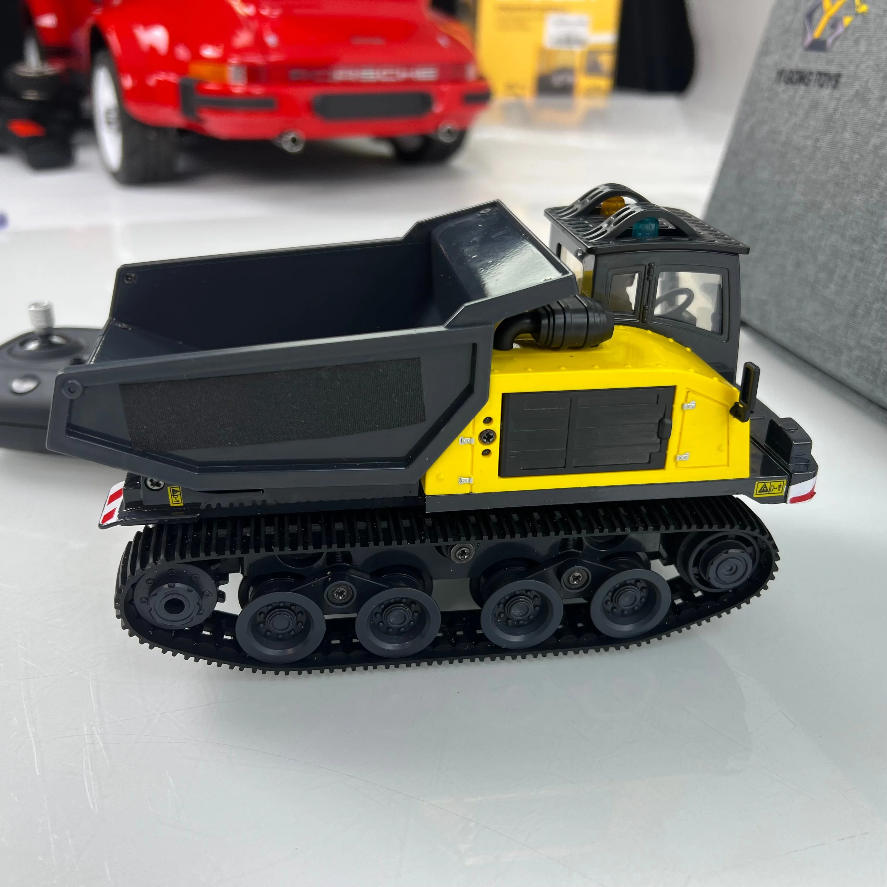 Camion benne RC T14R Panther 1/50 chenilles électrique RTR YIGONG