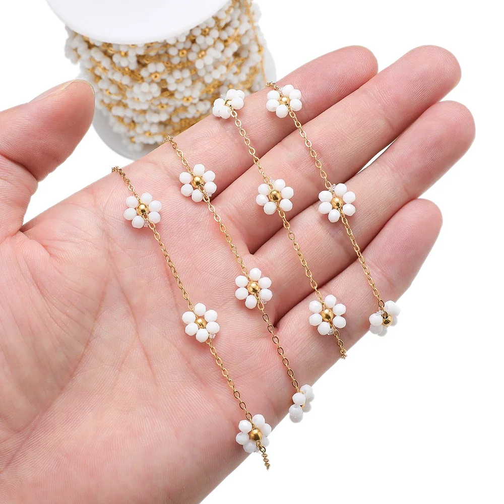 Circa 300 perline a forma di margherita, 3 fili, fatte a mano, in vetro, piatte, con fiore bianco, distanziatori sfusi per collane, bracciali, orecchini, gioielli fai da te