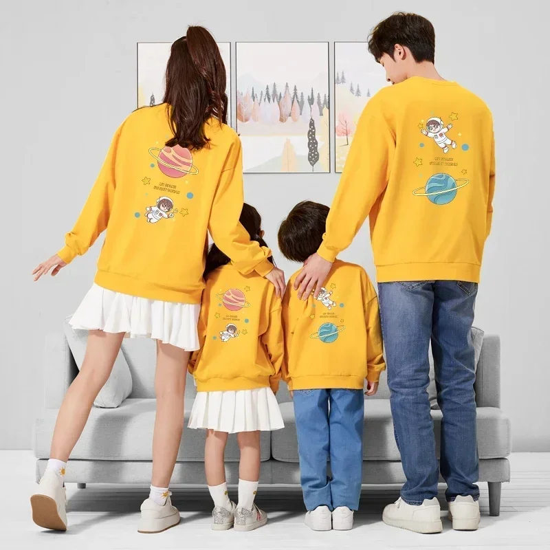 thumbnail image 4 of Conjuntos familiares a juego para Navidad e invierno, suéteres para parejas, camisetas con estampado de astronauta de dibujos animados, camisetas para madre e hija, sudaderas para padre e hijo, 4 of 5