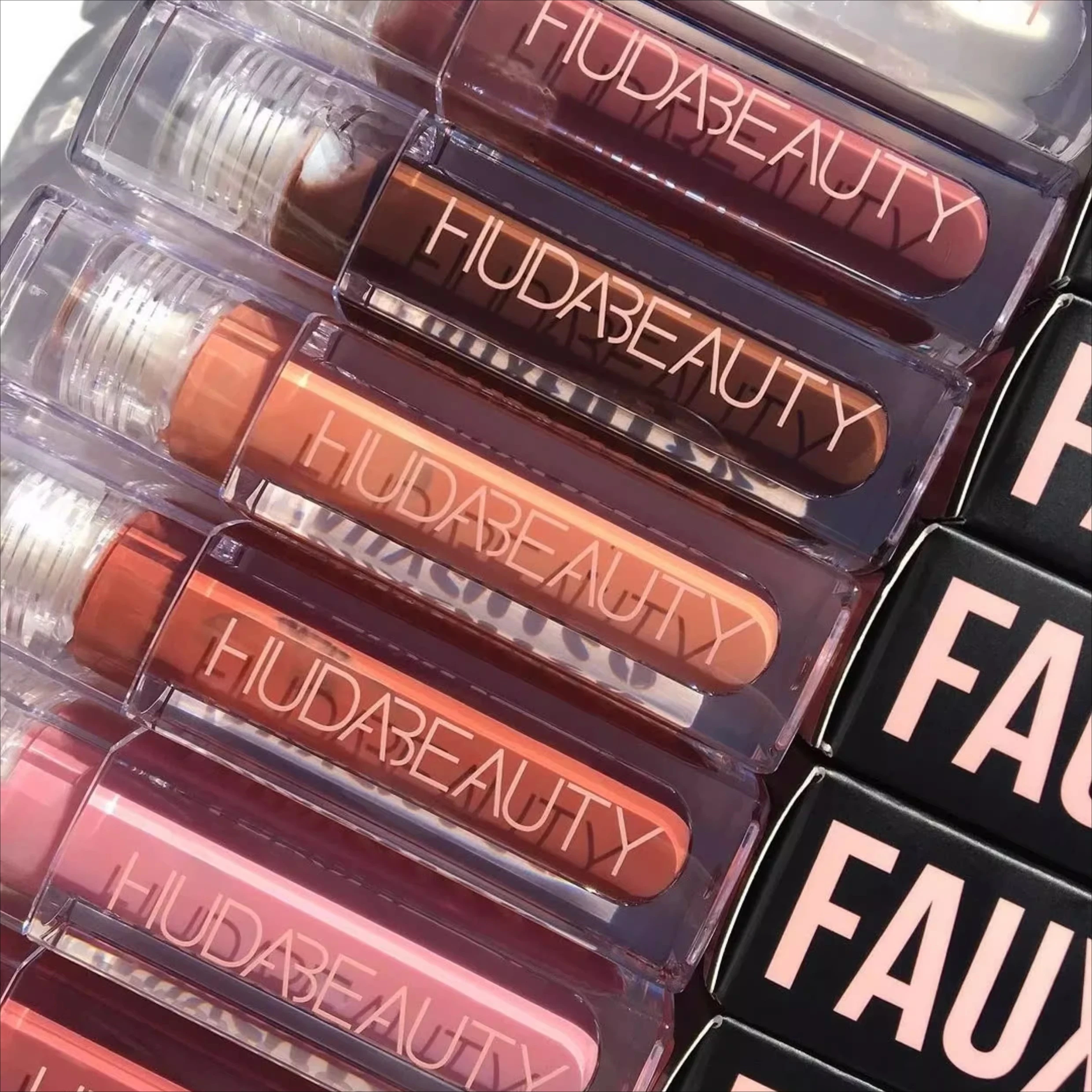 Huda Beauty Faux Filler Gloss à lèvres brillant non collant, Huile à lèvres hydratante transparente effet cristal, Rouge à lèvres teinté repulpant et hydratant, Maquillage 1 Huda Beauty Faux Filler Gloss à lèvres brillant non collant, Huile à lèvres hydratante transparente effet cristal, Rouge à lèvres teinté repulpant et hydratant, Maquillage 1
