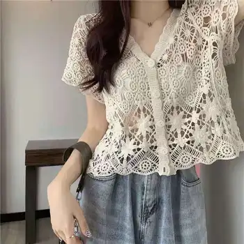 Camicetta da donna con ricamo a maglia aperta a maniche corte con scollo a v sul davanti con bottoni all'uncinetto trasparenti 1