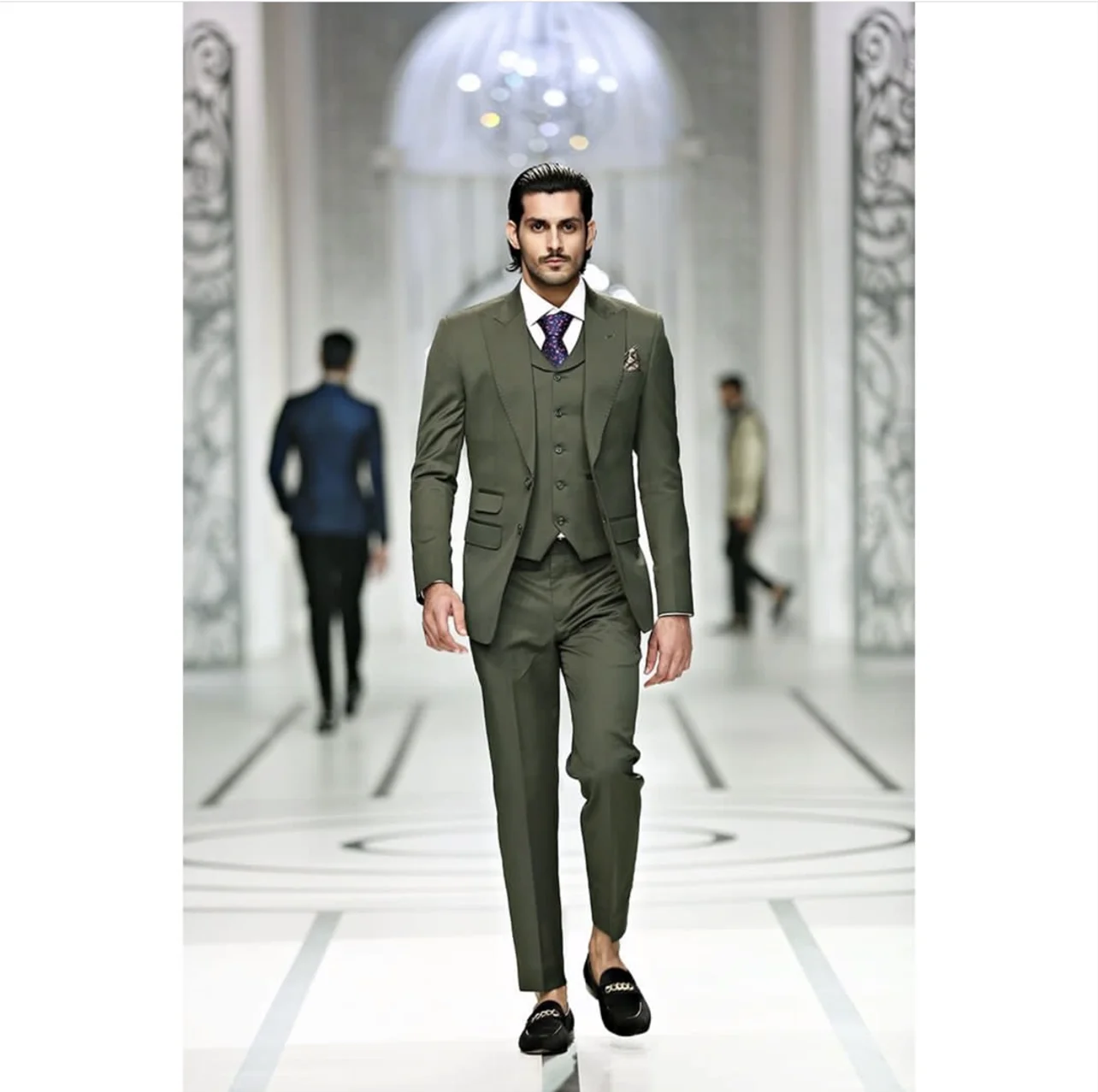 

Classic Green Men Suits Tuxedos 3 Pieces Slim Peaked Lapel Party Wedding Groom Smart Casual Daily Coat Vest Pants Costume Homme