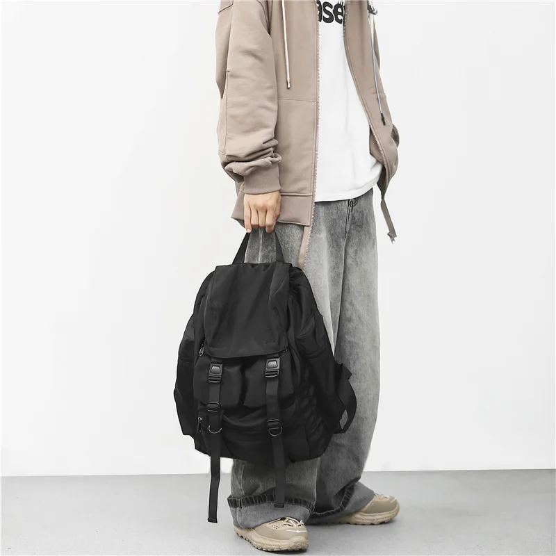 Zaini Seven Neri|Esplora lo stile streetwear con il nostro zaino nero da  uomo, realizzato in nylon impermeabile e dotato di una comoda borsa in silt  e cinghie arcuate per il trasporto ottimale.