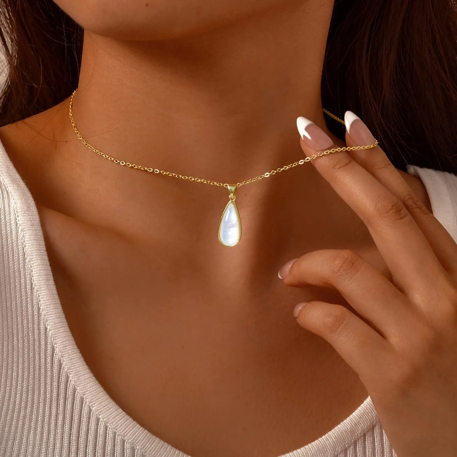 Trendige Muschel-Wassertropfen-Anhänger-Halskette für Frauen, hochwertige Kupfer-vergoldete Kette, modischer ästhetischer Schmuck – Detail 4
