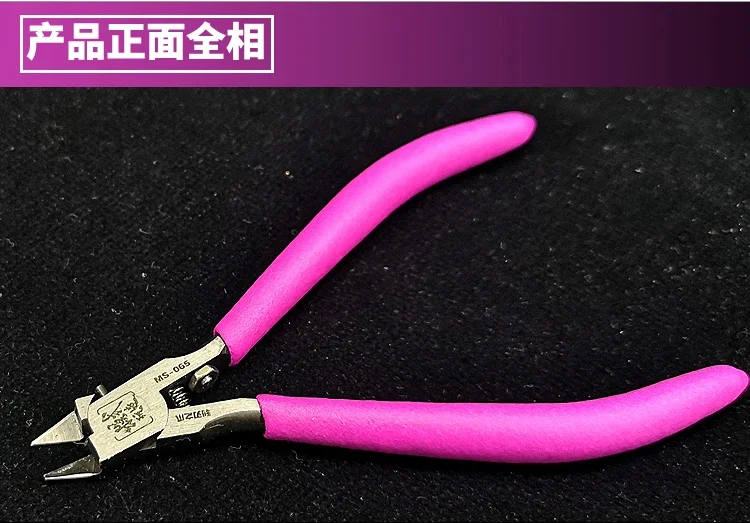 Pince coupante latérale MS-065 en action, coupant net une pièce de plastique pour modélisme.