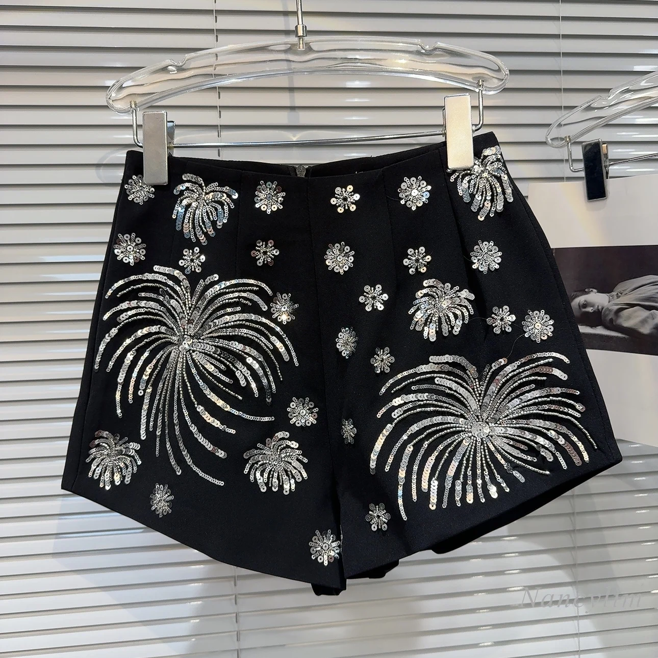 

2024 Summer New Silver Sequins Embroidery Fireworks Pattern Three-Point Fashion Shorts for Women Y2K Shorts