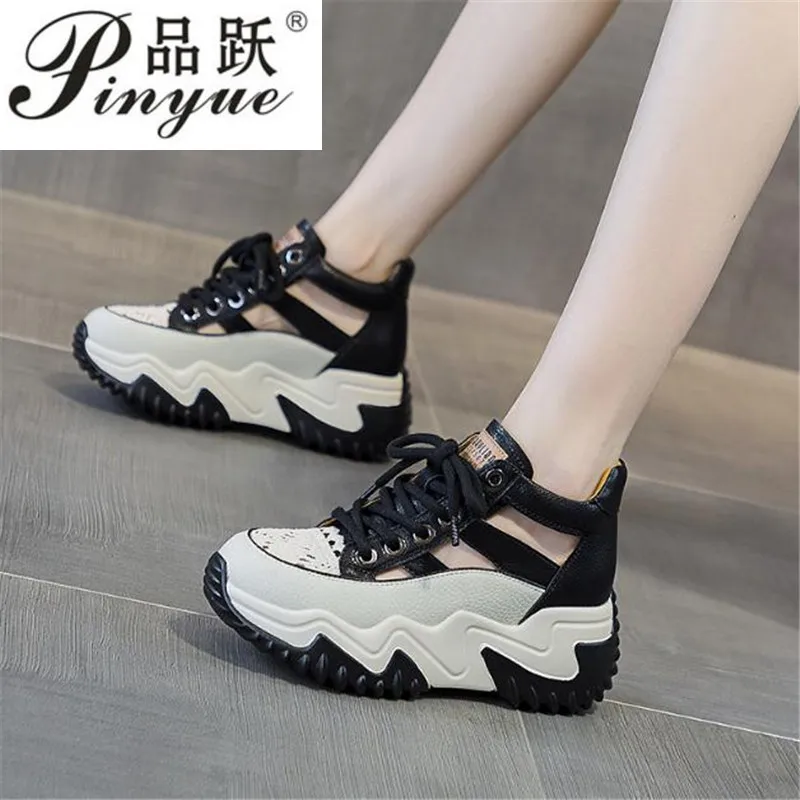 

Женские замшевые кроссовки на танкетке 6,5 см, удобные модные дышащие кроссовки на массивной танкетке из натуральной кожи с кружевом, летние сандалии для отдыха с вырезами