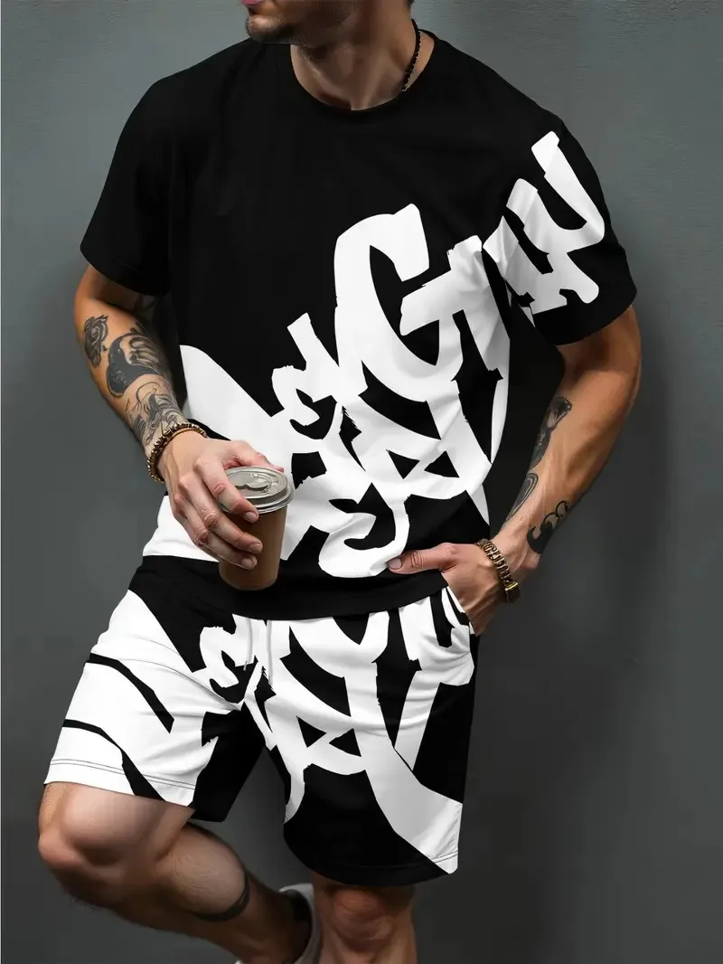 تتميز المجموعة الرجالية الجديدة لصيف 2025 على أزياء الشارع غير الرسمية والراحة والنعومة والتهوية وطباعة نمط الحروف ثلاثية الأبعاد