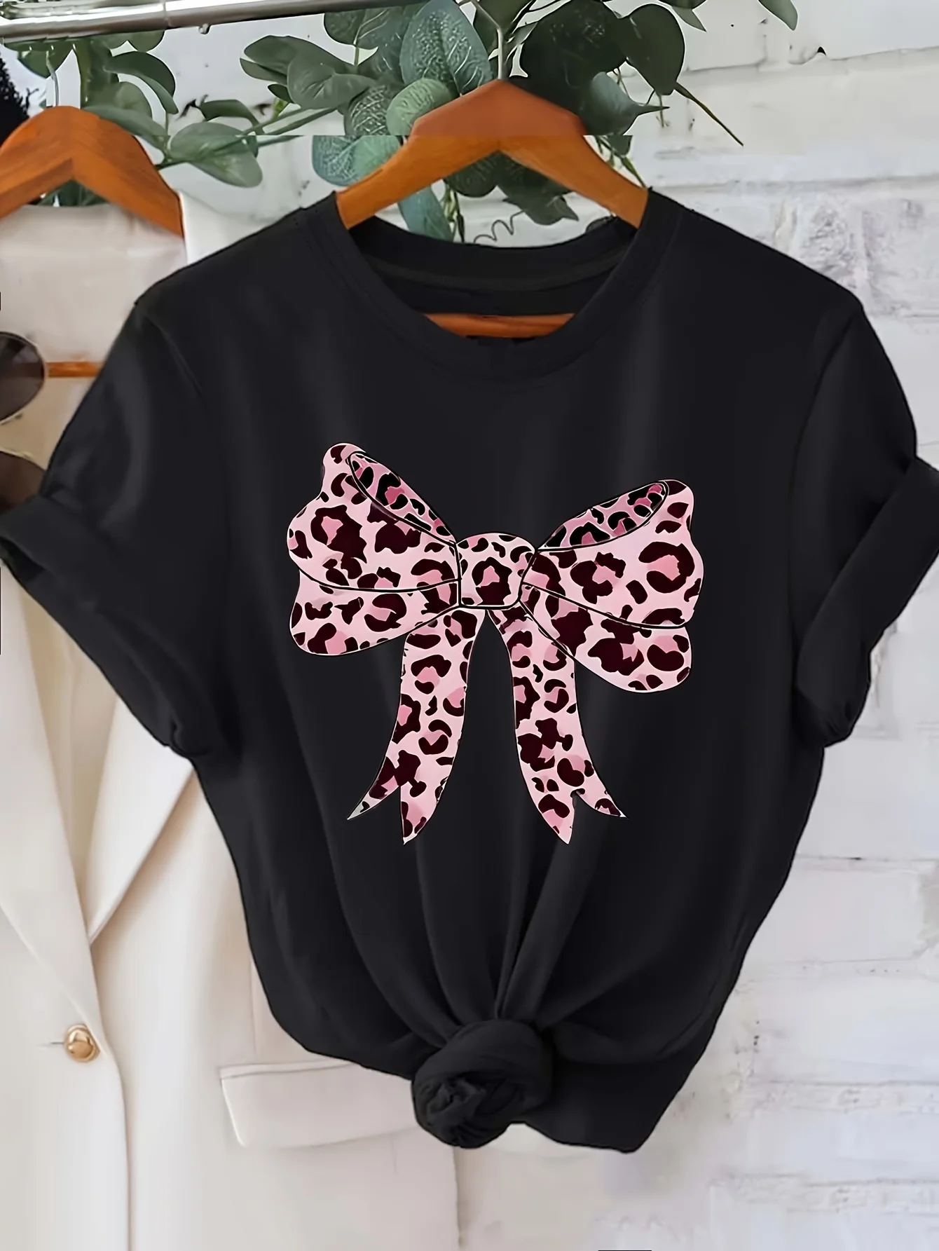T-shirt casual a maniche corte girocollo da donna con stampa grafica leopardata rosa cuori moda estiva Harajuku streetwear top T-shirt