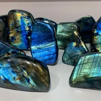 Labradorite naturelle de haute qualité à reflets arc-en-ciel, de forme libre, une sculpture saisissante, cristal de pierre précieuse à énergie bleue 6
