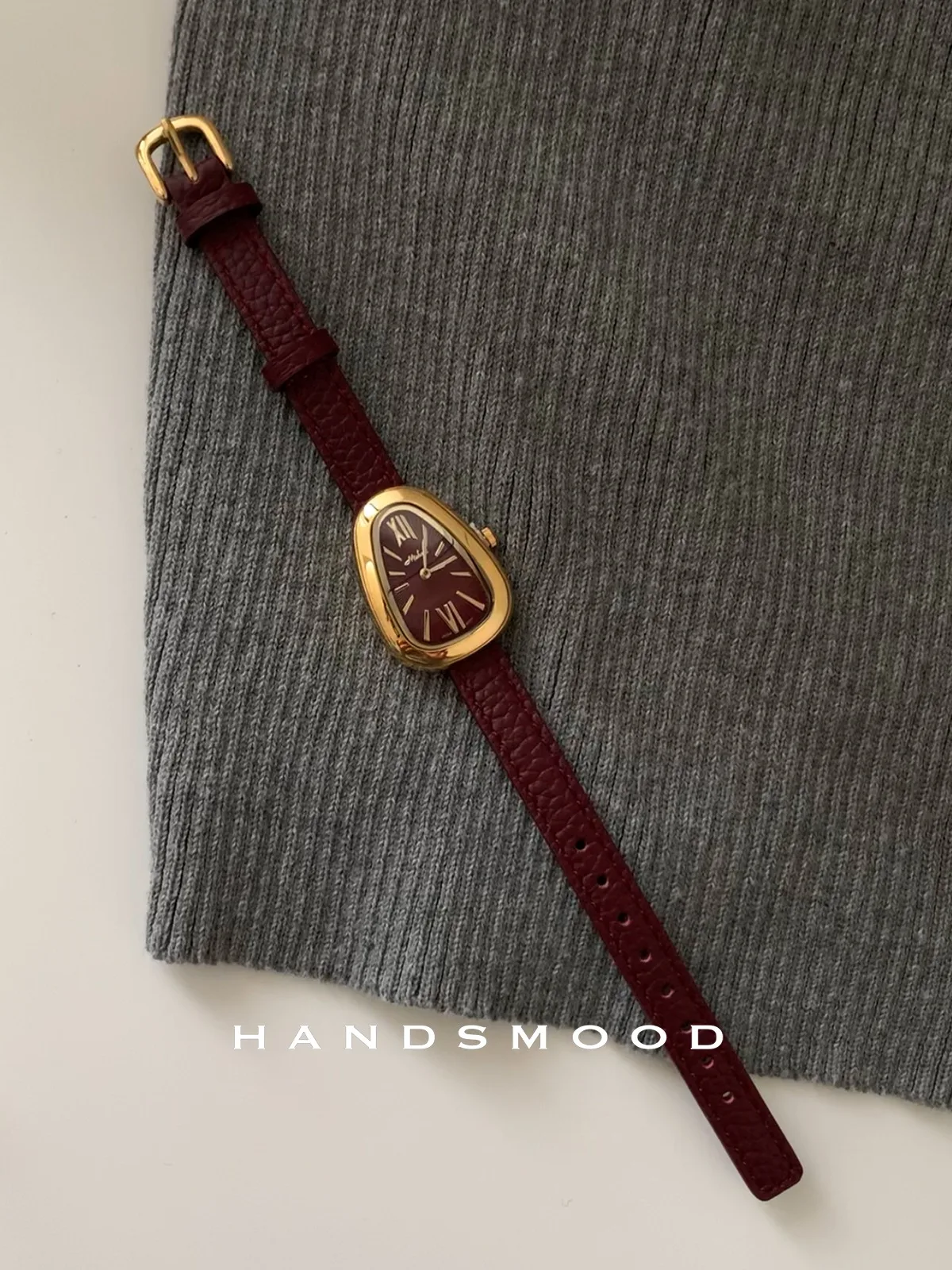 Genuine Leather 2025 New Women's Gift Red Retro Women's Watch Small Luxury Quartz Watch