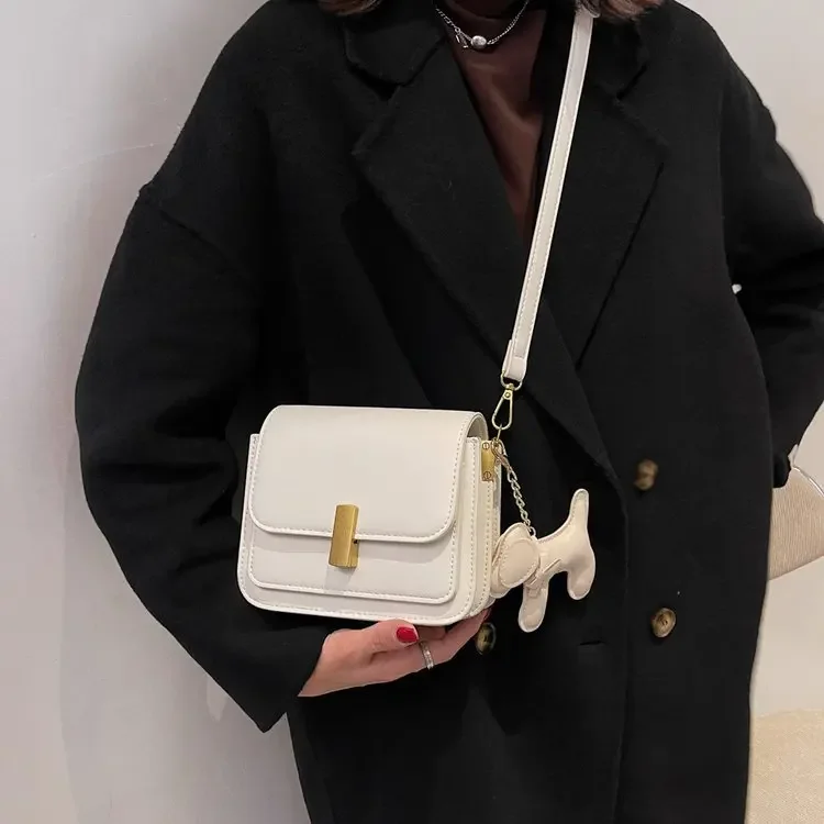 Popular Small Square Versatile Fashion Messenger for Women 2024 New Stylish Textured Commuter Shoulder Bag