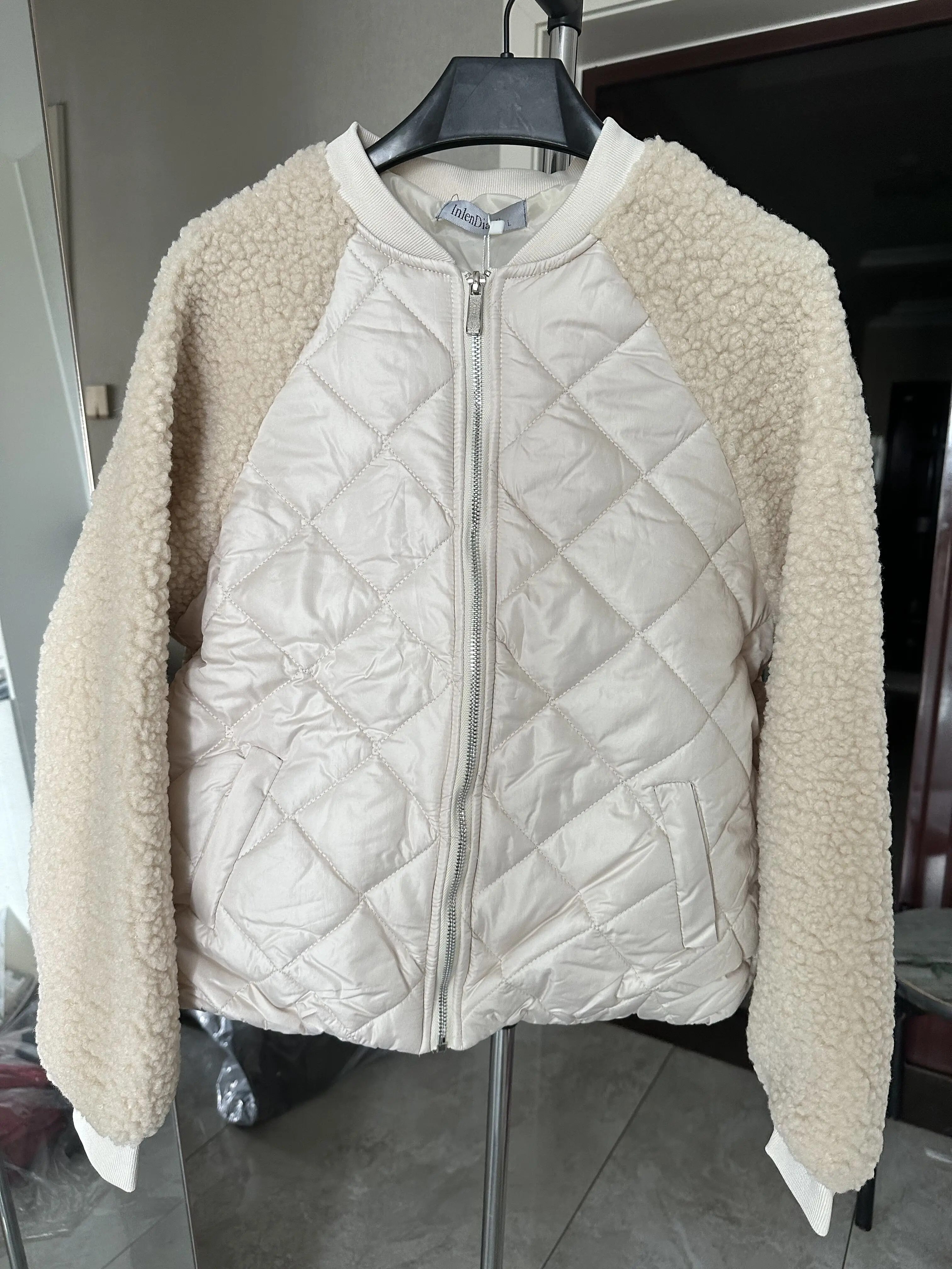 Рисунок 6 - Женская короткая куртка с капюшоном