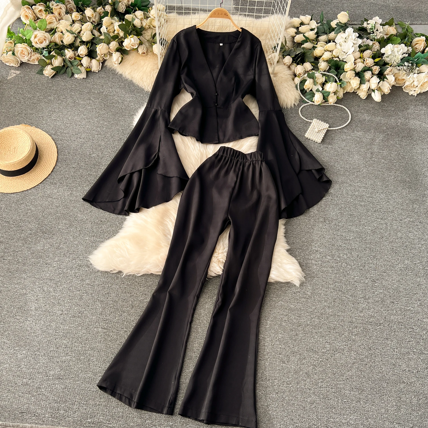 Рисунок 6 - Однотонный топ с V-образным вырезом