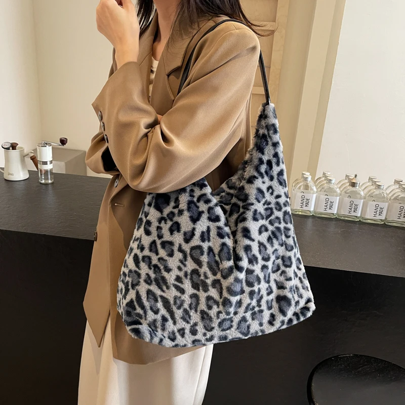 Women Plush Leopard Shoulder Bag Vintage Tote Handbag Large Capacity Chic Hobo Bag Fluffy Slouchy Tote Bag Simple Commuting Bag