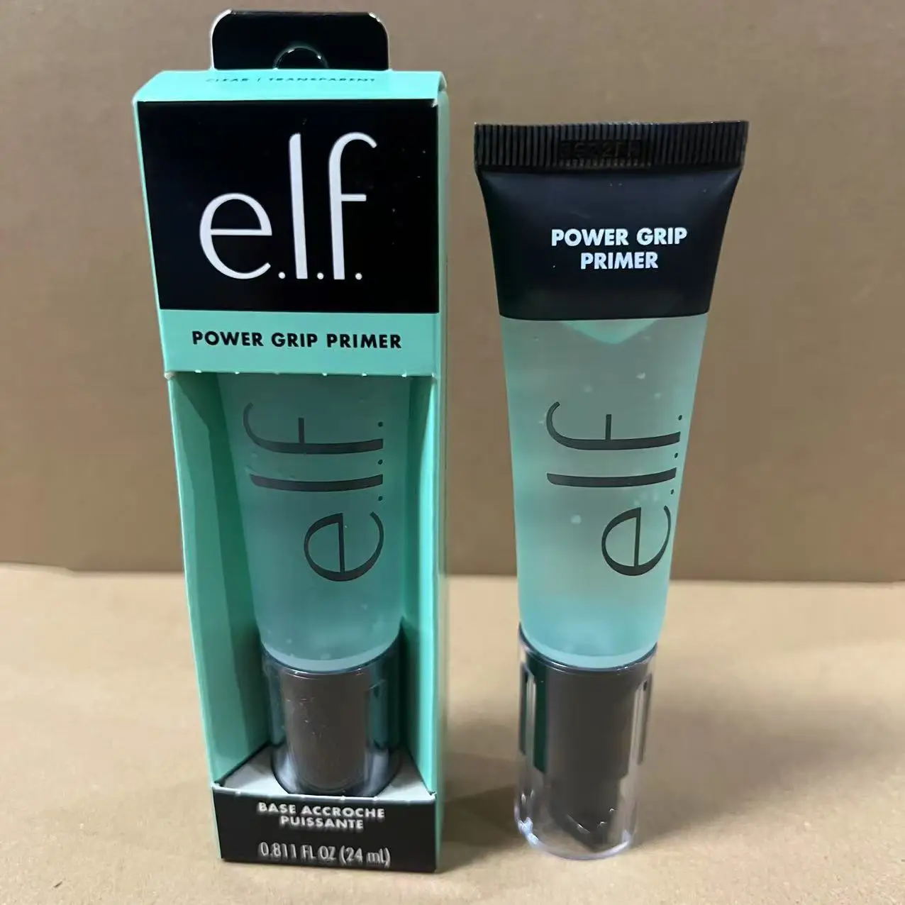 בסיס קרם לחות מבוסס על ג'ל לשיפור טקסטורת האיפור והחזקתו לאורך זמן