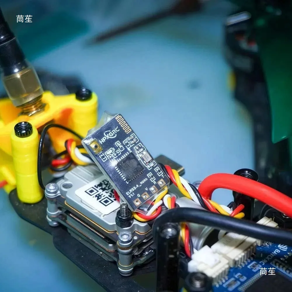 Récepteur ExpressLRS 2.4GHz HPXGRC tenu dans une main, illustrant sa taille ultra-compacte pour drone FPV