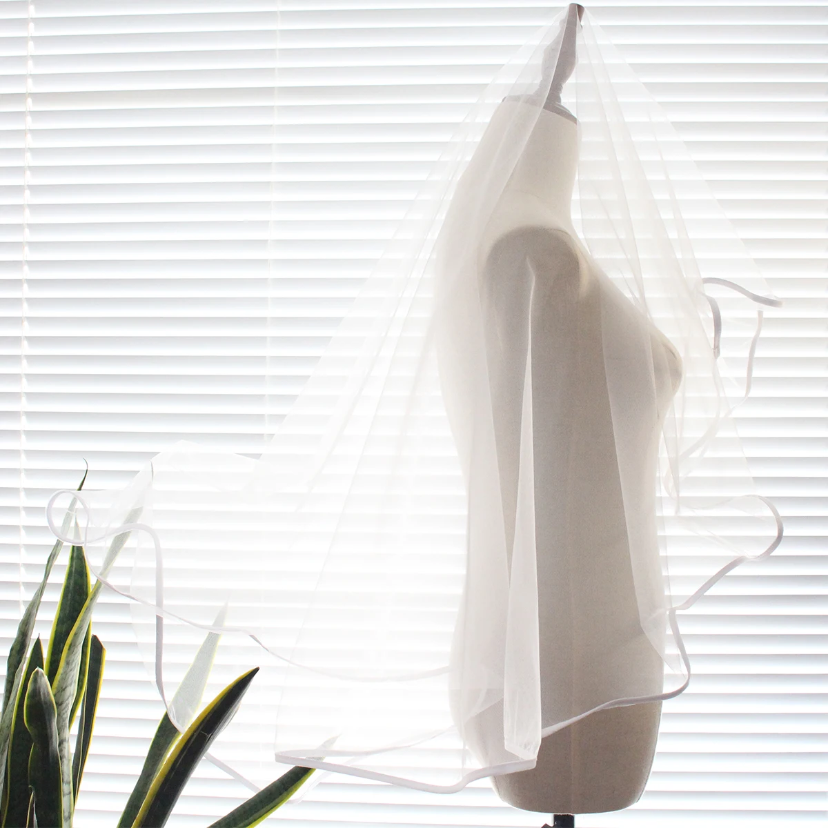 

V660 Elegant Wedding Bridal White Veil One-Layer Plain Tulle Ribbon Edge Bride Veil with Hair Comb Women Wed Accessories