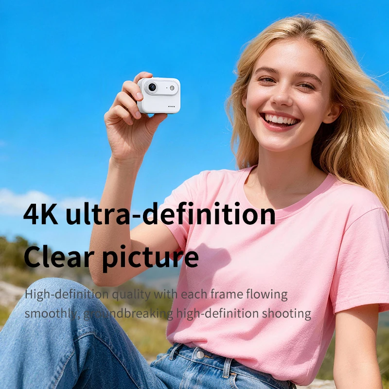 Gros plan sur l'écran rotatif de la Caméra Action 360° 4K Ultra HD affichant un paysage montagneux.