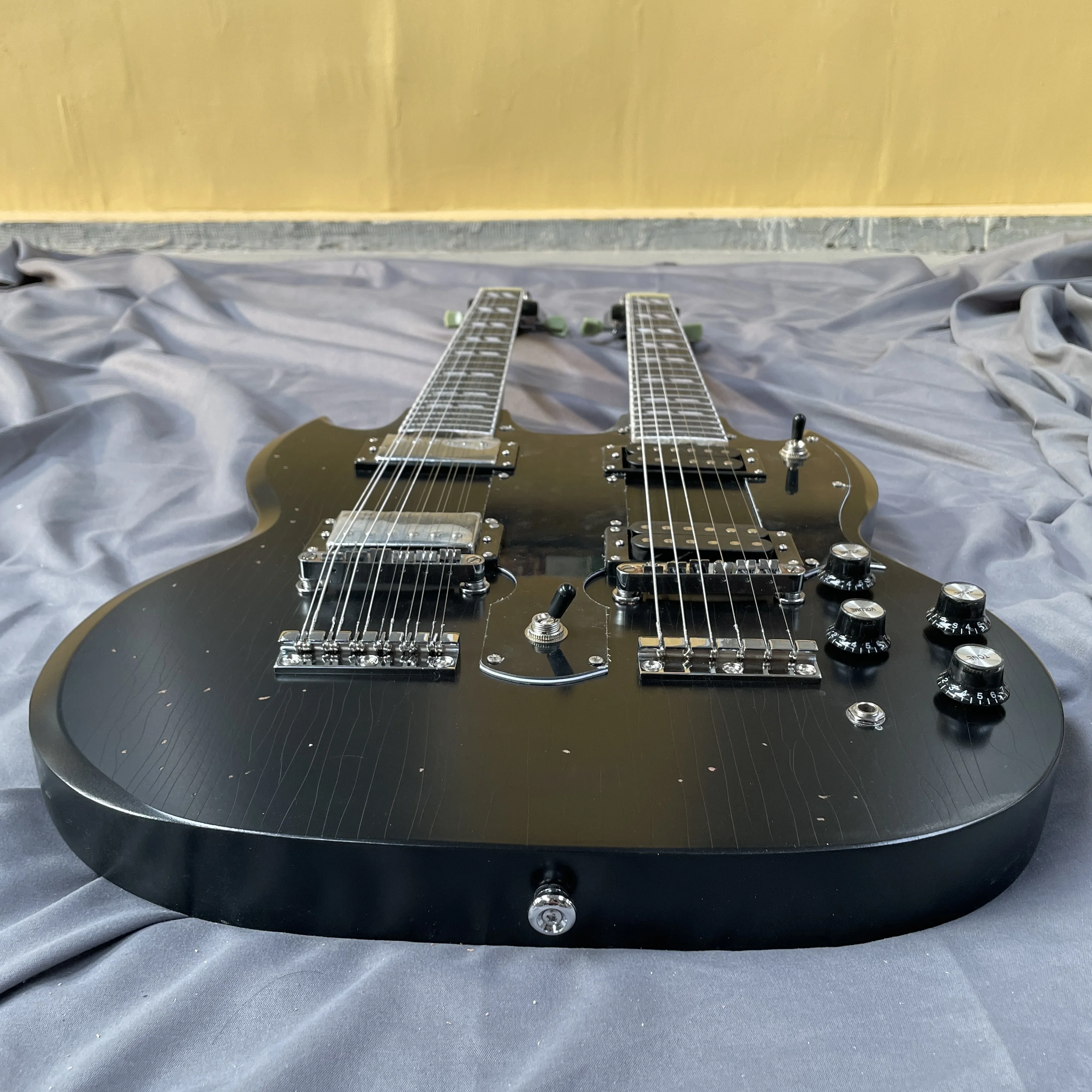 

В наличии 6 + 12 струнные гитары, двойная гитара, хромированная фурнитура, электрическая гитара, черная гитара