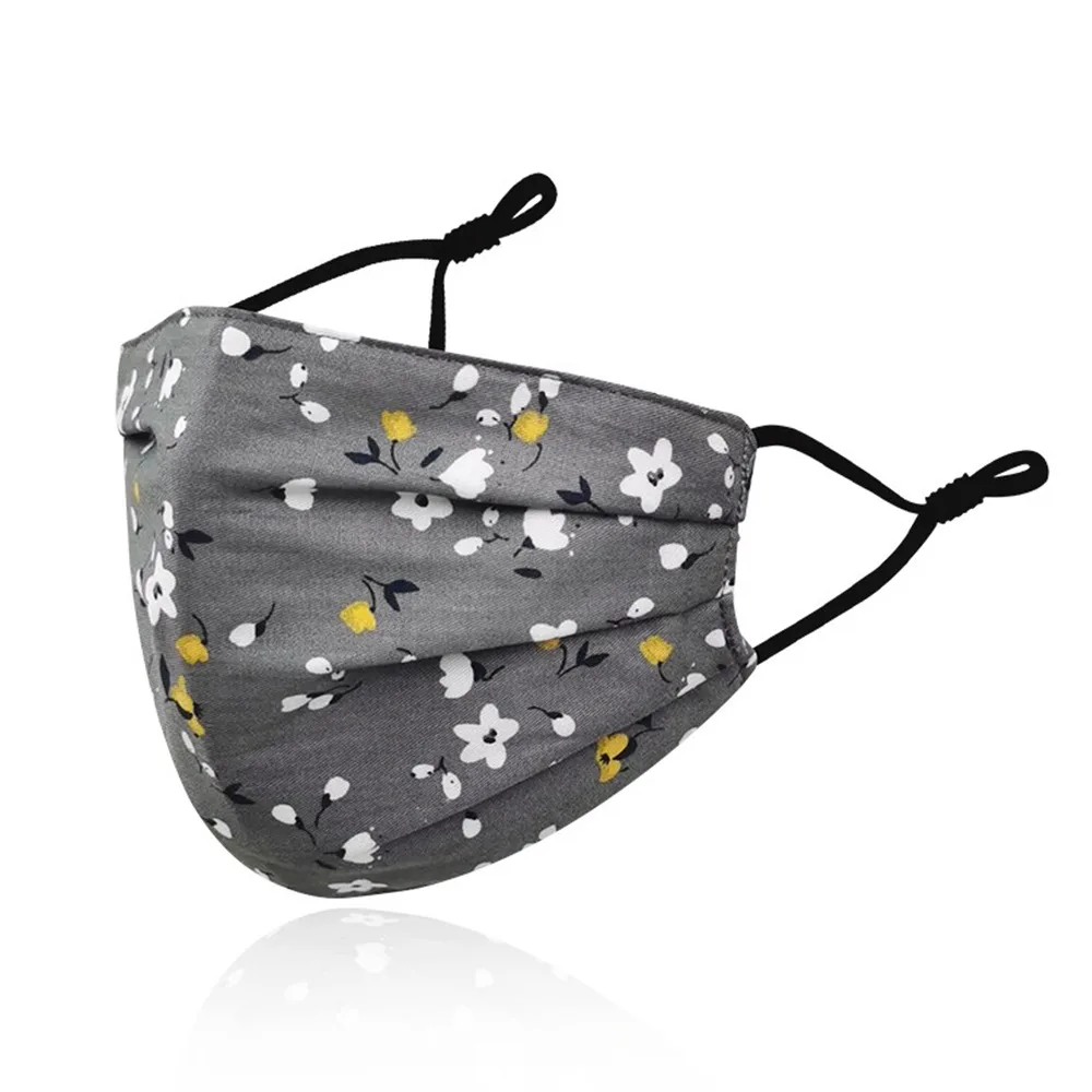 Un masque en tissu bleu porté par une personne, montrant les attaches élastiques et le confort du masque réutilisable.