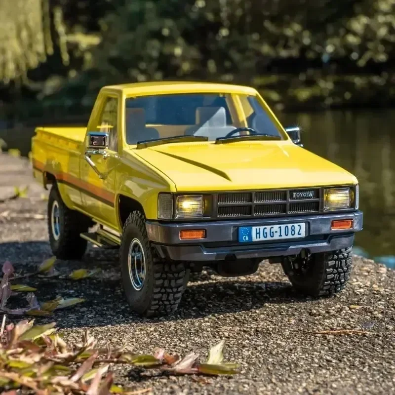 Fms Hynix-Hilux 1983 Simulação Pickup Truck, RC modelo de quatro rodas motrizes, controle remoto, veículo off-road elétrico, menino brinquedo, 1:18