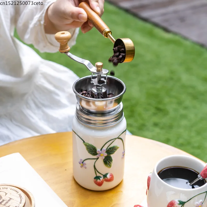손으로 그린 릴리프 딸기 세라믹 커피잔, 수동 커피 원두 분쇄기, 홈메이드 커피 깔때기, 우유 포트 세트