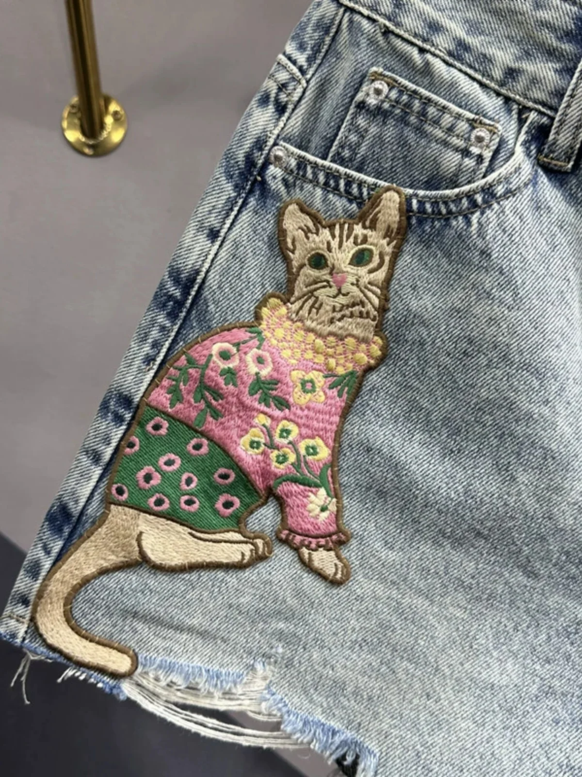 Short Jeans Cat Embroidered Patch Denim Shorts for Women 2024 Spring New Versatile High Waist Slimming Holes Wide Leg Hot Pants