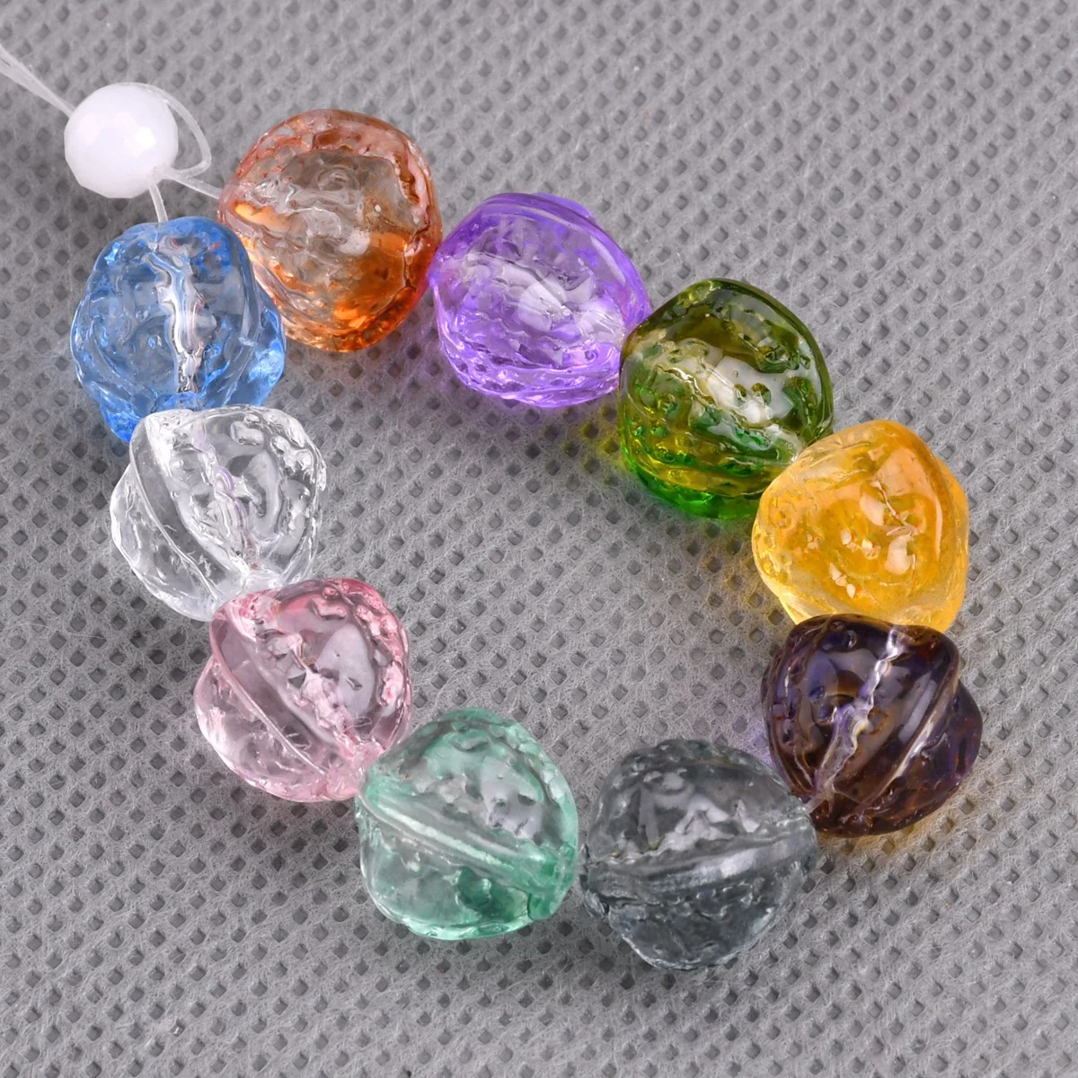 Рисунок 3 - Бусины из стекла в форме ореха