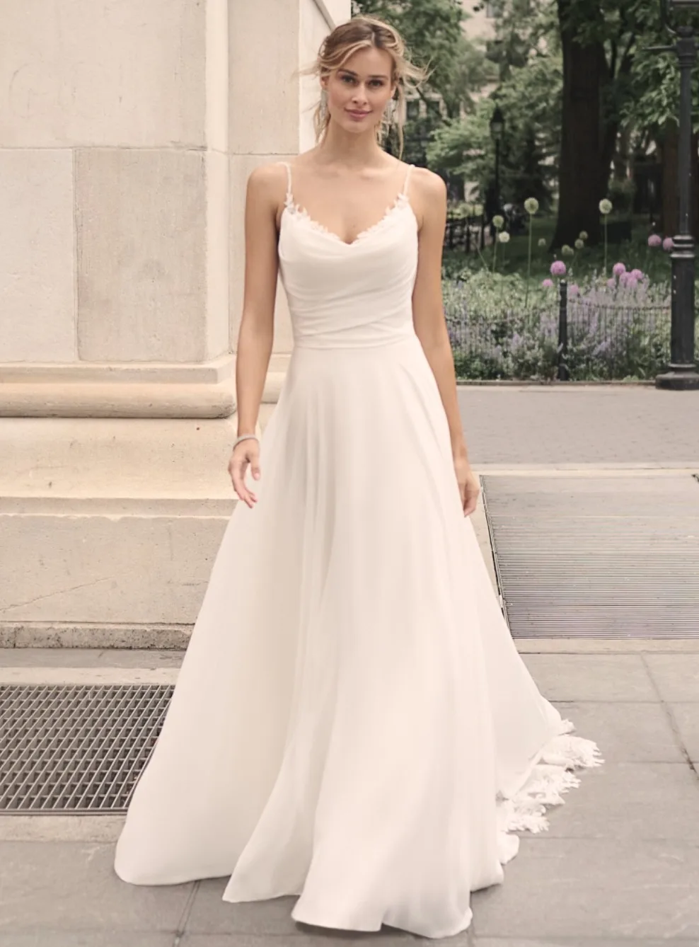 

Graceful A Line Wedding Dress Chiffon V Neck With Spaghetti Straps Sleeveless Vestido De Novia Backless With Lace Applique