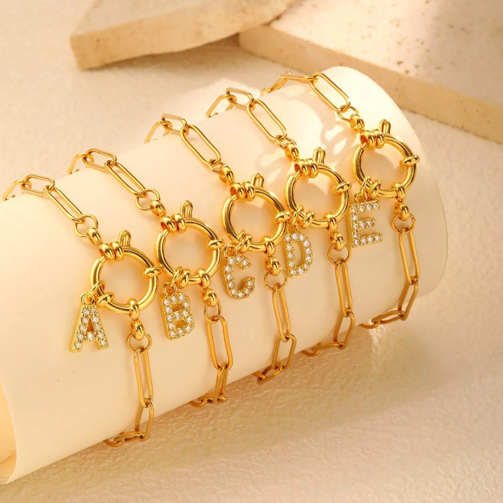Vnox Klassische Damen-Armbänder aus Edelstahl mit Büroklammerkette, trendiger Zirkon-O-Ring-Anhänger mit 26 Buchstaben, Charms Back School Gifts