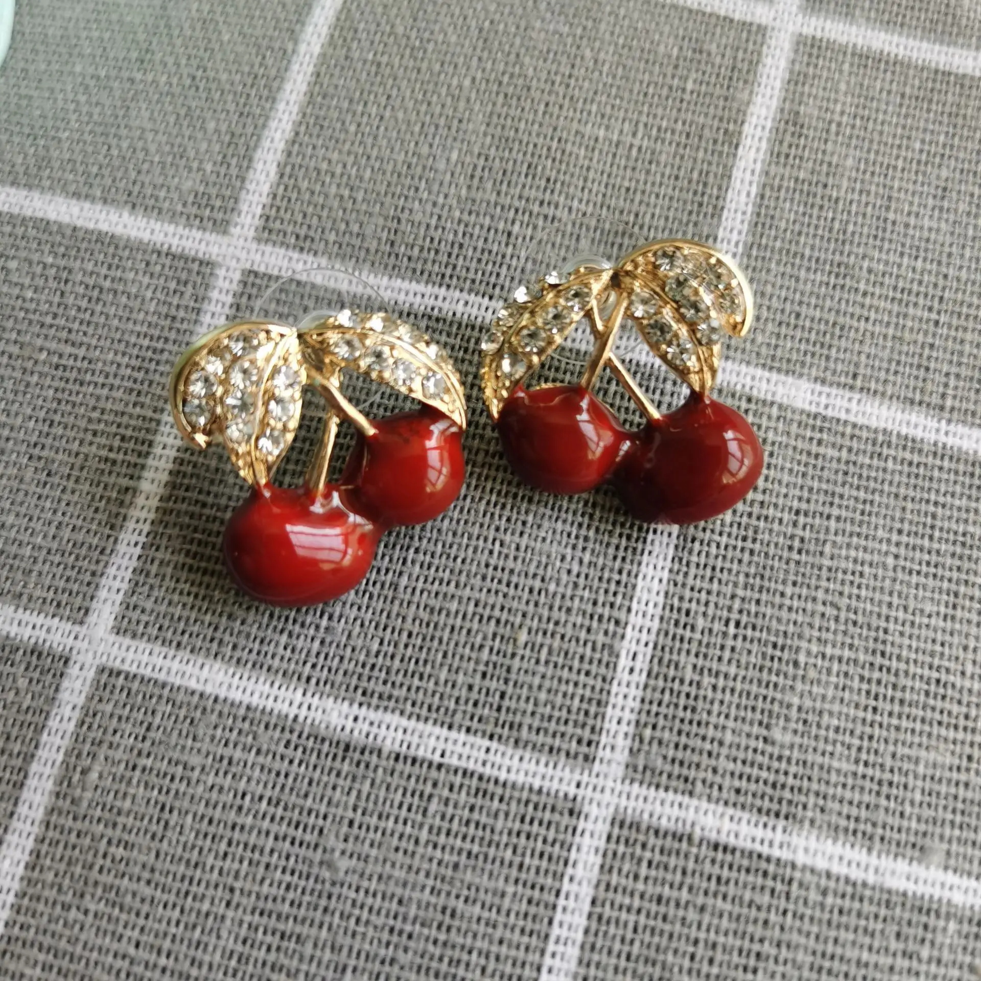 nice fruit brooch transparent red cherry pins fashion enamel pin for women  costume brooches jewelry pins accessories