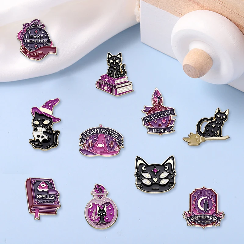 Broche Magic Cat dos desenhos animados para homens e mulheres, criativo, na moda, gota de óleo, alfinete de lapela, distintivo, bolsa jeans, jóias da moda, acessórios, roxo, presente