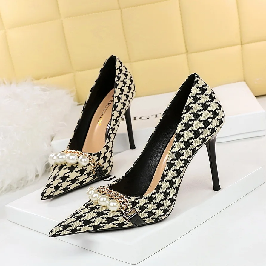 thumbnail image 1 of Zapatos de tacón fino para mujer, de tela a cuadros, con punta puntiaguda y cadena de metal, de lujo, de tacón medio, sexys, 1 of 5