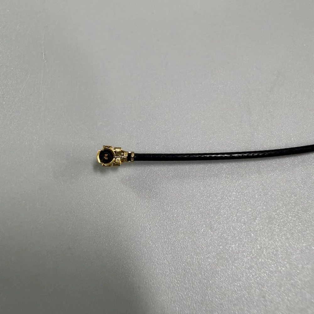 Gros plan sur le connecteur IPEX1 de l'antenne FrSky R9 SLIM+ pour R9M