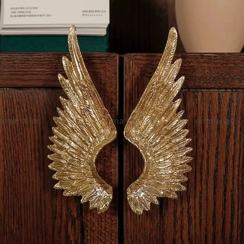 retrô de latão com asas de anjo