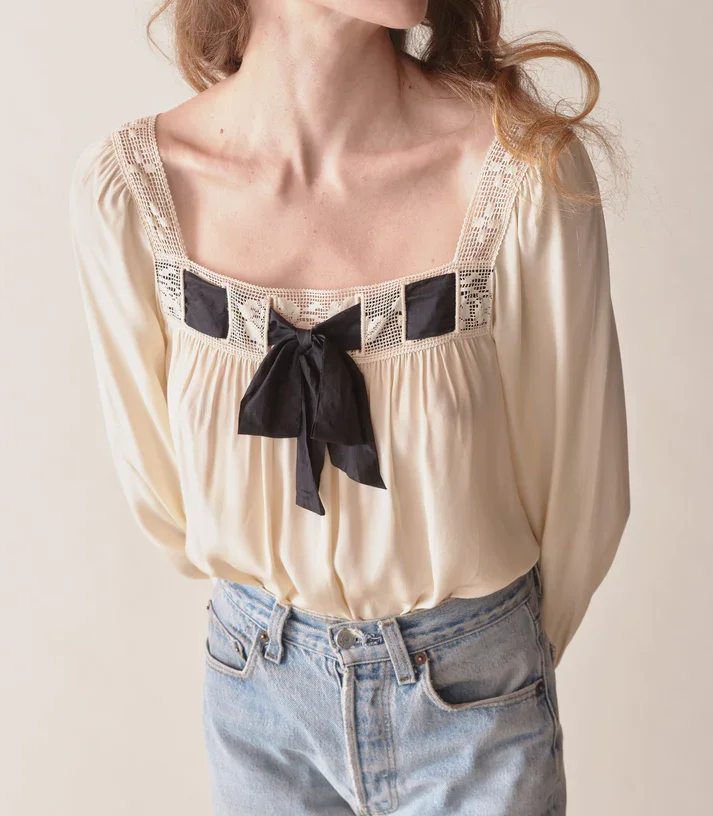 

2024 Early Spring Lace Square Neck Contrast Color Bow Silk Blended Top Women