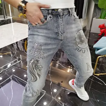 2023 Summer Men's Jeans Lion Heavy Work Embossed Diamond Print Boyfriend Cowboy Fashion Casual Streetwear Slim Fit Tapered Pants