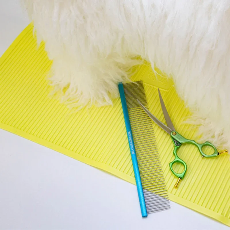 Enhanced Pet Grooming Table with Non-Slip Mat - Durable, Odorless Silicone Surface